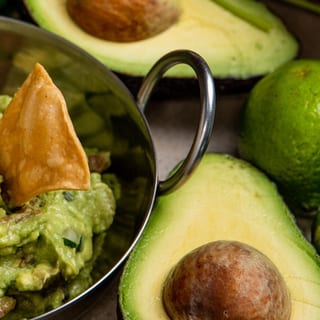 Tostones con guacamole